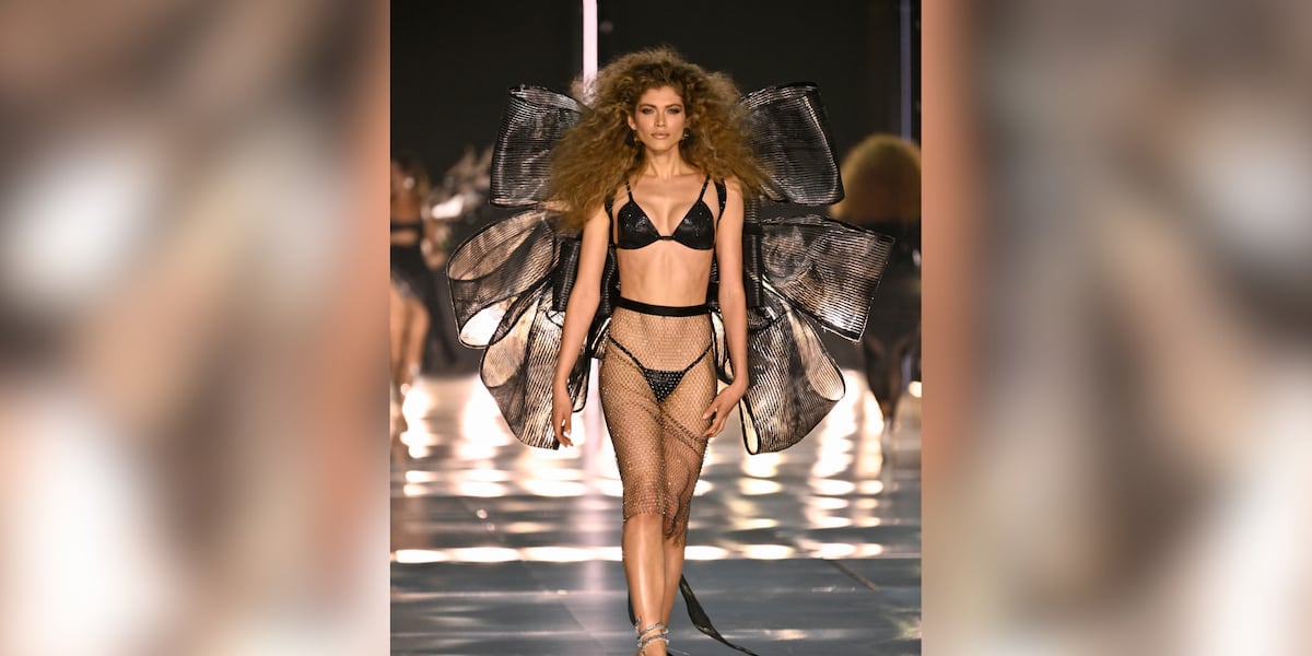 Victoria's Secret Fashion Show features first transgender models in ...
